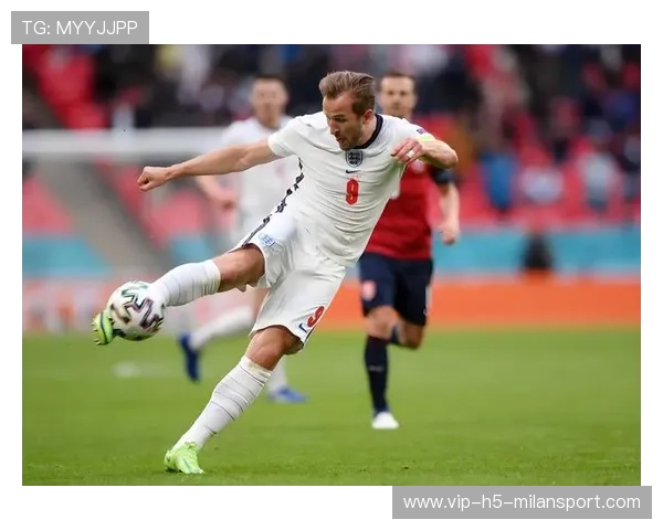 拜仁凯恩禁区前转身抽射精度极高 拜仁凯恩禁区前转身抽射精度极高