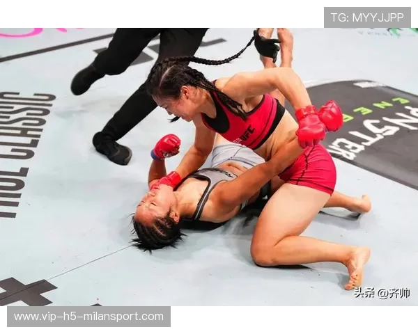 UFC拳手被KO倒地后自己站起来鼓掌 UFC拳手被KO倒地后自己站起来鼓掌