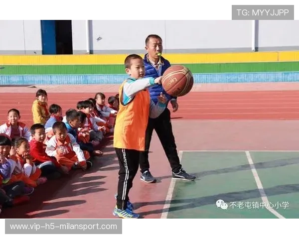 羽毛球选手反拍救命球：似魔术般的瞬间，点燃你的篮球激情